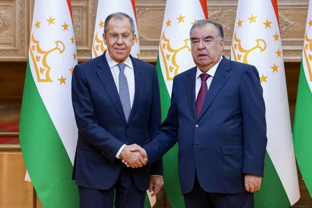 News Themen der Woche KW23 News Bilder des Tages TAJIKISTAN, DUSHANBE - JUNE 6, 2023: Russia s Foreign Minister Sergei Lavrov (L) and Tajikistan s President Emomali Rahmon shake hands during a meeting at the Palace of the Nation. Russian Foreign Ministry Press Service TASS  59649936