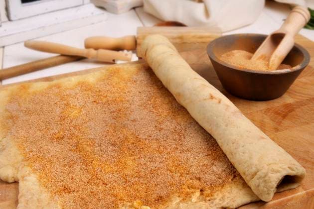 Hefeteig mit Zimt und Zucker Hefeteig mit Zimt und Zucker Copyright: xZoonar.com CarmenxSteinerx 692896