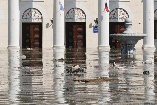 News Themen der Woche KW23 News Bilder des Tages RUSSIA, KHERSON REGION - JUNE 6, 2023: Floodwater reaches the community centre in Novaya Kakhovka after a dam breach at the Kakhovka Hydroelectric Power Plant. Regional emergency services say the strike last night may have been launched from a Vilkha multiple rocket launcher, causing its partial collapse and a release of water downstream. They have also asked the population of the adjacent areas to prepare for evacuation. Alexei Konovalov TASS  59651014