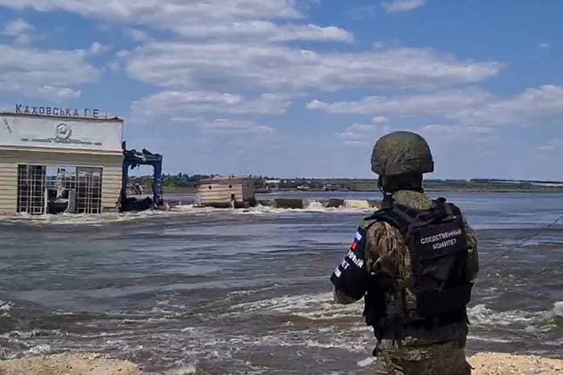 Bilder des Jahres 2023, News June 06 News Themen der Woche KW23 News Bilder des Tages RUSSIA, KHERSON REGION - JUNE 6, 2023: This video screen grab shows a flooded area in Novaya Kakhovka, The flood occured after a dam was breached at the Kakhovka Hydroelectric Power Plant. Overnight into June 6, the Ukrainian Armed Forces launched a strike on the power plant, and the ensuing dam collapse caused an uncontrollable release of water downstream. The plant falling further apart as of yet, residents of the flood-hit areas have been moved to safety. Video grab. Best possible quality. Russian Investigative Committee TASS  59655236