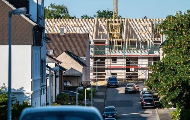 Wittkampbusch in Mülheim an der Ruhr *** NUR FÜR REDAKTIONELLE ZWECKE *** EDITORIAL USE ONLY ***<p>Ein Haus im Rohbau mit fast fertiggestelltem Dachstuhl steht am Montag, 05.06.2023, am Kopf der Straße Katharinenstraße in Mülheim an der Ruhr. Deutschland NRW Mülheim an der Ruhr Copyright: MartinxMöller *** Wittkampbusch in Mülheim an der Ruhr FOR EDITORIAL PURPOSES ONLY EDITORIAL USE ONLY p A house in shell with almost finished roof truss stands on Monday, 05 06 2023, at the head of the street Katharinenstraße in Mülheim an der Ruhr Germany NRW Mülheim an der Ruhr Copyright MartinxMöller Copyright: MartinxMöller doc7qj60qtzxigdp6ido8w ,EDITORIAL USE ONLY
