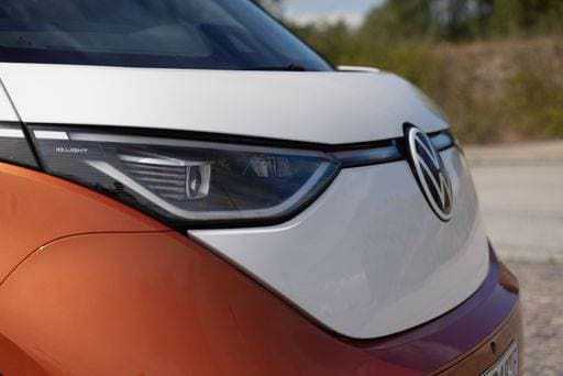 RECORD DATE NOT STATED A closeup shot of an orange Volkswagen VW ID Buzz Pro modern Electric car outdoors in Sweden *** einer closeupe erschossen des An&Verkauf Orangefarbene Volkswagen VW ID schwirren Pro Modernes Elekriker Auto outdoors ÊIn Schweden 9030521