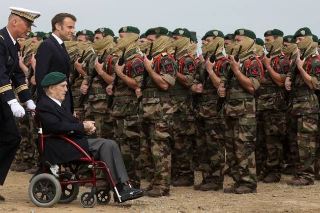 Bilder des Jahres 2023, News June 06 News Themen der Woche KW23 News Bilder des Tages President Macron At D-Day 79th anniversary - Colleville Le prÃ sident de la rÃ publique, Emmanuel Macron aux cotÃ s de Leon Gautier du vÃ tÃ ran francais du Commando Kieffer pendant la Seconde Guerre mondiale, assiste Ã une cÃ rÃ monie en hommage aux 177 membres francais du Commando Kieffer lors de la cÃ rÃ monie de tradition en mÃ moire du dÃ barquement des commandos marine francais Ã Colleville-Montgomery, France, le 6 juin 2023. French President Emmanuel Macron during a ceremony in tribute to the 177 French members of the Commando Kieffer Fusiliers Marins commando unit who took part in the Normandy landings, as part of the 79th anniversary of the World War II D-Day Normandy landings, in Colleville-Montgomery, Normandy, France, o  Copyright: xLemoutonxStephane Pool ABACAx 856033_128 LemoutonxStephane Pool ABACAx 856033_128