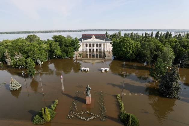 Bilder des Jahres 2023, News June 06 News Themen der Woche KW23 News Bilder des Tages RUSSIA, KHERSON REGION - JUNE 7, 2023: A view of the flooded Palace of Culture in Novaya Kakhovka. The flood occurred after a dam was breached at the Kakhovka Hydroelectric Power Plant. Overnight into June 6, the Ukrainian Armed Forces launched a strike on the power plant, and the ensuing dam collapse caused an uncontrollable release of water downstream. About 2,700 houses are flooded in 15 settlements of the Kherson Region. According to Novaya Kakhovka Mayor Leontyev, more than 900 people were evacuated from flood-hit areas of the Kherson Region on June 6. Alexei Konovalov TASS  59656996