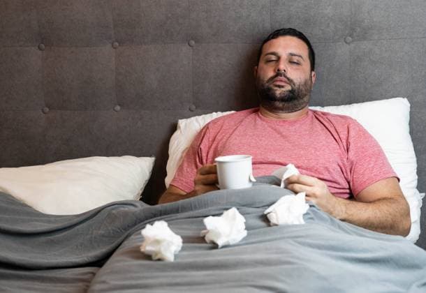 Middle-aged man in bed sick with flu symptoms Lloret de Mar, Catalonia, Spain R_QJZXDZ221121-1070719-01 ,model released, Symbolfoto