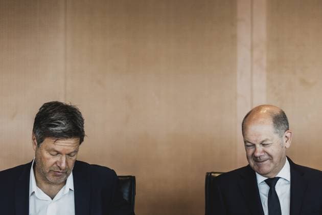 News Themen der Woche KW23 News Bilder des Tages (R-L) Olaf Scholz (SPD), Bundeskanzler, und Robert Habeck (Buendnis 90 Die Gruenen), Bundesminister fuer Wirtschaft und Klimaschutz und Vizekanzler, aufgenommen vor der woechentlichen Sitzung des Kabinetts in Berlin, 07.06.2023. Berlin Deutschland *** R L Olaf Scholz SPD , German Chancellor, and Robert Habeck Buendnis 90 Die Gruenen , German Minister for Economy and Climate Protection and Vice Chancellor, photographed before the weekly cabinet meeting in Berlin, 07 06 2023 Berlin Germany. Copyright: xFlorianxGaertnerx