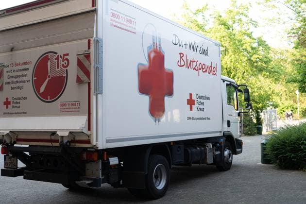 LKW des DRK Blutspendedienstes, allgemein, feature, Randmotiv, Symbolfoto Themenfotos BLUTSPENDE anlaesslich der Blutspende-Kampagne des Deutschen Roten Kreuzes mit der Aktion missingtype zum Weltblutspendetag am 14. Juni 2023, Fototermin am 05.06.2023 im Schulzentrum Pesch in Koeln, *** Truck of the DRK blood donation service, general, feature, edge motive, symbol photo topic photos BLUTSPENDE on the occasion of the blood donation campaign of the German Red Cross with the action missingtype to the world blood donation day on 14 June 2023, photo appointment on 05 06 2023 in the school center Pesch in Cologne,