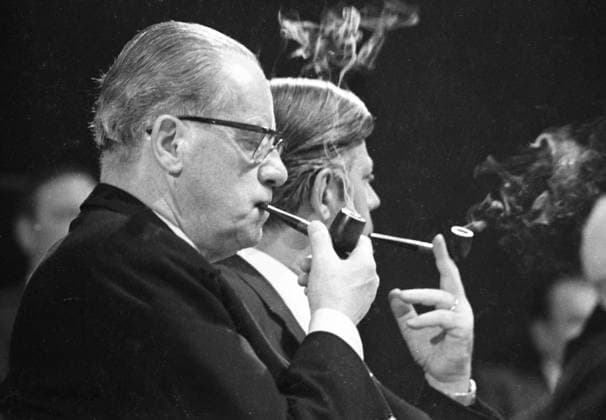 Persönlichkeiten aus 1965-71 DEU, Deutschland, Dortmund: Persönlichkeiten aus der Politik, Wirtschaft und Kultur aus den Jahren 1965-71. Herbert Wehner ( SPD) Minister gest. 1990 mit Helmut Schmidt ( rechts) DEU, Germany, Dortmund: Personalities from politics, business and culture from the years 1965-71. NRW *** Personalities from 1965 71 DEU, Germany, Dortmund Personalities from politics, business and culture from the years 1965 71 Herbert Wehner SPD Minister gest 1990 with Helmut Schmidt right DEU, Germany, Dortmund Personalities from politics, business and culture from the years 1965 71 NRW