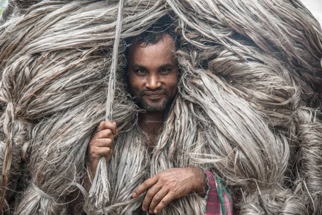 News Themen der Woche KW23 News Bilder des Tages June 7, 2023, Manikganj, Dhaka, Bangladesh: Workers carry huge piles of jute above their heads, making it look like they are wearing enormous wigs. Only the faces of the workers can be seen in these portrait shots as the large bundles of jute covered their entire body...The men were transporting bundles of up to 50kg of the material to Bangladesh s biggest jute market in Manikganj. Manikganj Bangladesh - ZUMAr337 20230607_zip_r337_016 Copyright: xMustasinurxRahmanxAlvix