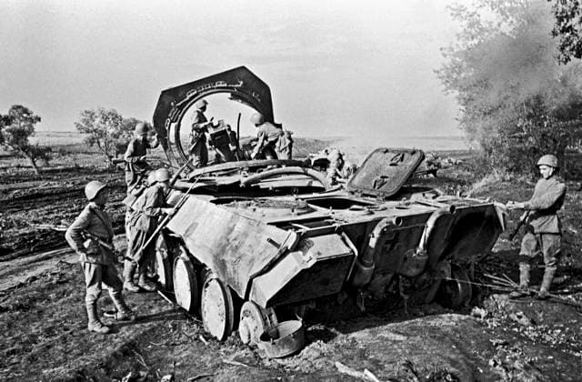 DISABLED NAZI GUN 782 23.08.1943 Soviet soldiers standing by a Nazi self-propelled gun Panther destroyed by the Soviet artillery in Prokhorovka. The Kursk Bulge. Ryumkin Sputnik Belgorod region Russia  Copyright: xRyumkinx