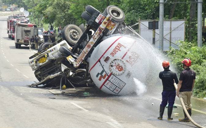 News Themen der Woche KW23 News Bilder des Tages Indien, LKW Unfall bei Gastarnsport in Sonapur, Assam June 7, 2023, Guwahati, Guwahati, India: State Disaster Respond Force (SDRF ) spraying water over the gas tanker vehicle after it meet in an accident at Sonapur in Karmrup district of Assam India on Wednesday 7th June 2023. Gas continuously coming out from the gas tanker vehicle Guwahati India - ZUMAd163 20230607_zip_d163_002 Copyright: xDasarathxDekax