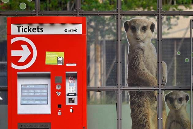 Ein Ticketautomat an der KVB-Haltestelle Zoo Flora . Mit dem Deutschland-Ticket (D-Ticket) können Kunden der Deutschen Bahn seit dem 1. Mai 2023 für nur 49 Euro pro Monat in allen Verkehrsmitteln des öffentlichen Nahverkehrs reisen. Das Deutschlandticket gilt als der Nachfolger des 9-Euro-Tickets, das im Sommer 2022 die Bürgerinnen und Bürger finanziell entlasten sollte. (Themenbild, Symbolbild) Köln, 06.06.2023 NRW Deutschland Copyright: xDwixAnoraganingrumx