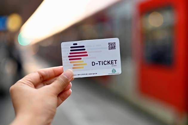 Mit dem Deutschland-Ticket (D-Ticket) können Kunden der Deutschen Bahn seit dem 1. Mai 2023 für nur 49 Euro pro Monat in allen Verkehrsmitteln des öffentlichen Nahverkehrs reisen. Das Deutschlandticket gilt als der Nachfolger des 9-Euro-Tickets, das im Sommer 2022 die Bürgerinnen und Bürger finanziell entlasten sollte. (Themenbild, Symbolbild) Köln, 06.06.2023 NRW Deutschland Copyright: xDwixAnoraganingrumx
