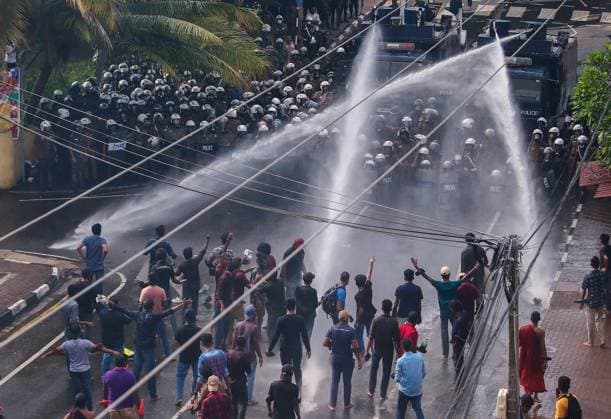 News Themen der Woche KW23 News Bilder des Tages University Students Protest In Colombo Police used water cannons and tear gas to disperse the university students during an anti-government demonstration by university students in Colombo On June 7, 2023.They engaged in protest against student suppression and privatization of education and health. Colombo Sri Lanka  Copyright: xPradeepxDambaragex originalFilename: dambarage-universi230607_npQgv.jpg