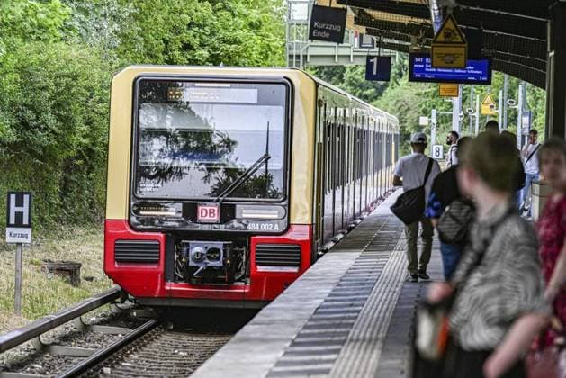 Berliner S-Bahn *** NUR FÜR REDAKTIONELLE ZWECKE *** EDITORIAL USE ONLY ***<p>Türbereich einer neuen S-Bahn, die zum Beispiel auf der Ringbahn fahren, mit gelber Markierung des sensiblen Bereichs, fotografiert am 07. Juni 2023 in Berlin. Deutschland Berlin Berlin Copyright: MaurizioxGambarini *** Berlin S Bahn FOR EDITORIAL PURPOSES ONLY EDITORIAL USE ONLY p door area of a new S Bahn, running on the Ringbahn for example, with yellow marking of the sensitive area, photographed on 07 June 2023 in Berlin Germany Berlin Copyright MaurizioxGambarini Copyright: MaurizioxGambarini doc7qjkbx9axpekth668b3 ,EDITORIAL USE ONLY