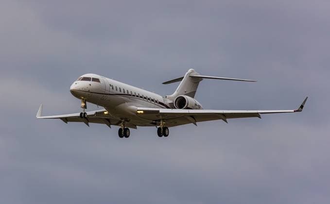 Ein Bombardier Global Express BD-700-1A10 von Varig befindet sich im Landeanflug auf den Flughafen Zürich. Möglicherweise bringt der Privatjet Gäste für das World Economic Forum, welches in Davoss statt findet. Registration PP-VDR. (Zürich, Schweiz, 16.01.2023) Flugzeuge