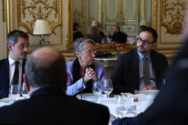 PM Borne Holds a Meeting with Ministers at Matignon - Paris FFrench Prime Minister Elisabeth Borne (2ndL) chairs a working lunch with French Interior Minister Gerald Darmanin and members of her cabinet her Chief of Staff Aurelien Rousseau at Matignon Hotel, in Paris, on March 21, 2023. - The French government under President Emmanuel Macron on March 20, 2023 survived two no-confidence motions in parliament, but still faced intense pressure over its handling of a controversial pensions reform. Photo by Anne-Christine Poujoulat Pool ABACAPRESS.COM Paris France  Copyright: xPool ABACAx 846654_015 Pool ABACAx 846654_015