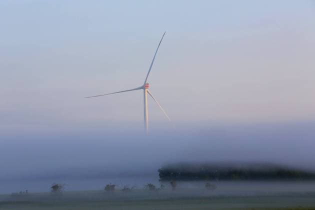 Blick am Montag (05.06.2023) unweit von Dummerstorf (Landkreis Rostock) auf ein Windrad im Frühnebel. Nach einem Gesetz der Bunderegierung, das am 01. Februar 2023 in Kraft getreten ist, müssen künftig alle Bundeländer einen Teil ihrer Landesfläche für den Bau von Windkraftanlagen zur Verfügung stellen. Im Zuge dessen hat das Land MV im Verlauf des Tages seinen Planungserlass Wind-an-Land vorgestellt. Dieser regelt künftig die Ausweisung von Flächen für den Windenergieausbau an Land in Mecklenburg-Vorpommern. Dabei hat er das Ziel, die klimaneutrale und krisensichere Energieversorgung im Nordosten sicherzustellen. *** View on Monday 05 06 2023 not far from Dummerstorf County Rostock on a wind turbine in the early morning fog Afte