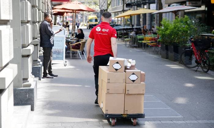 DPD Mitarbeiter liefert Pakete 05.05. 2023 Zuerich , SCHWEIZ , DPD Mitarbeiter liefert Pakete Stadt Zuerich *** DPD employee delivers parcels 05 05 2023 Zuerich , SWITZERLAND , DPD employee delivers parcels city Zuerich PUBLICATONxNOTxINxSUI