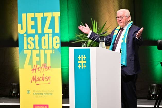 News Themen der Woche KW23 News Bilder des Tages Bibelarbeit mit Bundespraesident Frank-Walter Steinmeier am 08.06.2023 in der Frankenhalle beim Evangelischen Kirchentag in Nuernberg. Vom 7. bis 11. Juni werden etwa 100.000 Besucher in der mittelfraenkischen Stadt zum 38. Deutschen Evangelischen Kirchentag erwartet. Das groesste christliche Laientreffen in Deutschland findet in diesem Jahr unter der Losung Jetzt ist die Zeit statt. (Siehe epd-Meldung vom 08.06.2023) EDITORIAL USE ONLY *** Bible study with German President Frank Walter Steinmeier on 08 06 2023 in the Frankenhalle at the Protestant Church Congress in Nuremberg From June 7 to 11, about 100,000 visitors are expected in the central Franconian city for the 38th German Protestant Church Congress The largest Christian lay meeti Copyright: epd-bild ThomasxLohnes epd-Kirchentag64-kopieren