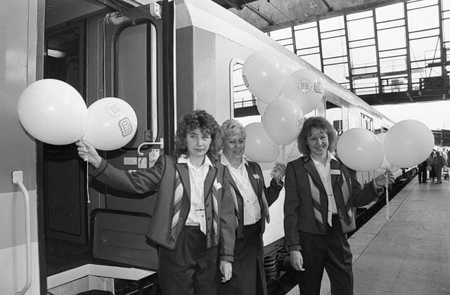Deutsche Reichsbahn_Fahrplanwechsel_1992 31.05.1992, Chemnitz, Hauptbahnhof Chemnitz, Deutsche Reichsbahn, Einführung des neuen Jahresfahrplan 1992 93, neu Schienennahverkehr nach nach Leipzig -Regionalschnellbahn 4506- als neues Markenprodukt -, fahren im 2 Stundentakt. Fahrzeit 85 Minuten. Außerdem fahren von Chemnitz täglich 5 Interegio-Züge noch Berlin ( Fahrzeit 2Stunden und 50 Minuten), Im Fernverkehr verkehren täglich 2 Interregio Züge von Chemnitz nach Aachen Dortmund Chemnitz Sachsen BRD *** Deutsche Reichsbahn timetable change 1992 31 05 1992, Chemnitz, Chemnitz Central Station, Deutsche Reichsbahn, introduction of the new annual timetable 1992 93, new local rail transport to Leipzig regional express train 4506 as a n