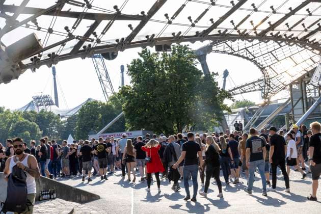 Fans Zuschauer auf dem Weg zum Haupteingang beim Rammstein Konzert von Till Lindemann im Olympiapark in München Datum: 07.06.2023
