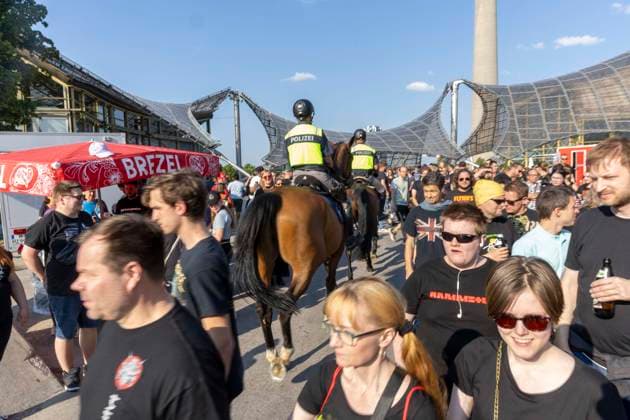 Berittene Polizei auf Pferden zwischen den Fans beim Rammstein Konzert von Till Lindemann im Olympiapark in München Datum: 07.06.2023