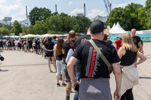 Fans stehen Schlange in der Hitze am Official Merchandise Stand beim Rammstein Konzert von Till Lindemann im Olympiapark in München Datum: 07.06.2023