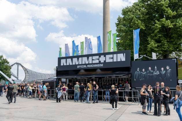 Fans stehen Schlange in der Hitze am Official Merchandise Stand beim Rammstein Konzert von Till Lindemann im Olympiapark in München Datum: 07.06.2023
