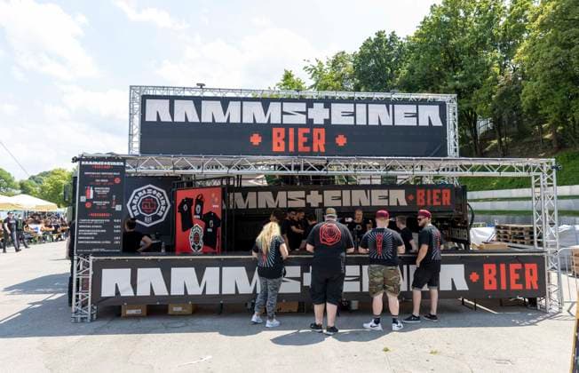 Fans am Bierstand Bierbude Alkohol Getränke Rammsteiner Bier beim Rammstein Konzert von Till Lindemann im Olympiapark in München Datum: 07.06.2023