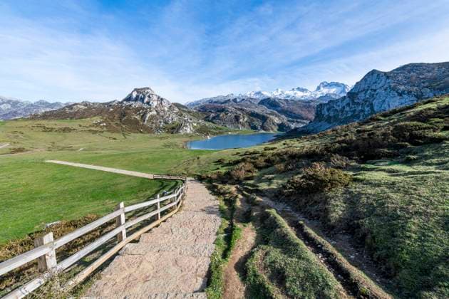 Walkway to the Covadonga lake, Picos de Europa National Park, Asturias, Spain, Europe Copyright: MichaelxRunkel 1184-8355