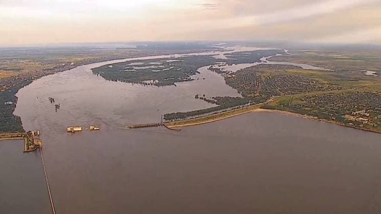 News Themen der Woche KW23 News Bilder des Tages RUSSIA, KHERSON REGION - JUNE 8, 2023: An aerial view of the Kakhovka Hydroelectric Power Plant in Novaya Kakhovka. Overnight into June 6, the Ukrainian Armed Forces launched a strike on the power plant, and the ensuing dam collapse caused an uncontrollable release of water downstream. The water level in Novaya Kakhovka rose 12 meters and is dropping now. Residents of flood-affected areas are evacuated. According to the local authorities, 5 people died and more than 40 were admitted to hospitals. Video grab. Best quality available. Novaya Kakhovka Emergency Response Center TASS  59685874
