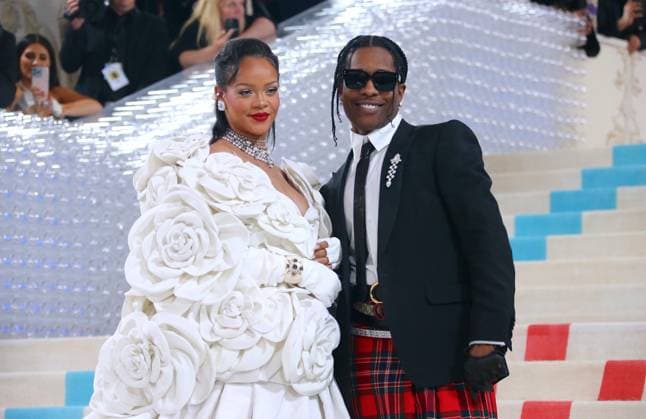 Bilder des Jahres 2023, Entertainment 05 Mai Pregnant Rihanna Attends The Met Gala - NYC Pregnant Rihanna along with Asap Rocky attends the 2023 Costume Institute Benefit celebrating Karl Lagerfeld: A Line of Beauty at Metropolitan Museum of Art in New York City, NY, USA on May 01, 2023. Photo by Charles Guerin ABACAPRESS.COM New York City NY United States  Copyright: xGuerinxCharles ABACAx 851397_013 GuerinxCharles ABACAx 851397_013