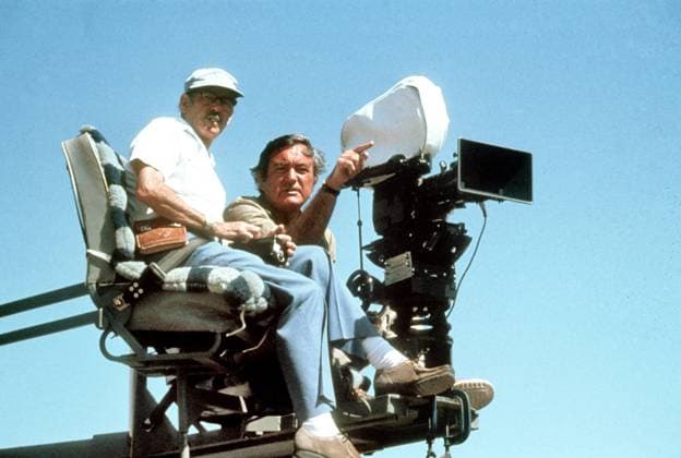 THE WILD GEESE, from left, cinematographer Jack Hildyard, director Andrew V. McLaglen, on-set, 1978. ?Allied Artists courtesy Everett CollectionM8DWIGE AI001 PUBLICATIONXNOTxINxCANxCHNxFRAxITAxJPNxNORxPOLxRUSxESPxUKxUSA Copyright: xx M8DWIGE AI001