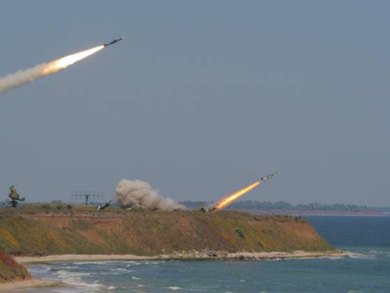 News Themen der Woche KW23 News Bilder des Tages Military Exercise Anti-aircraft Missile In Shabla An anti-aircraft missile is launched during an air defense exercise near the Black sea town of Shabla east of the Bulgarian capital Sofia, June 8, 2023. The exercise is organized in accordance with the NATO military standards. Bulgarian Air Force MiG-29 fighter jets fired missiles at parachute targets. Su-25 aircraft and Mi-24 helicopters fired missile and artillery weapons at surface targets. Anti-aircraft missile units and Air Force pilots from Serbia also participated in the exercise. SHABLA Bulgaria  Copyright: xSkyxPicturesxBulgariax originalFilename: skypicturesbulgaria-bulgaria230608_npmwm.jpg