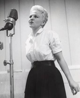 PETE KELLY S BLUES, Peggy Lee, recording the song Singing a Rainbow for the film soundtrack, 1955. ph: Floyd McCarty TV Guide courtesy Everett CollectionMBDPEKE EC035 PUBLICATIONXNOTxINxCANxCHNxFRAxITAxJPNxNORxPOLxRUSxESPxUKxUSA Copyright: xx MBDPEKE EC035