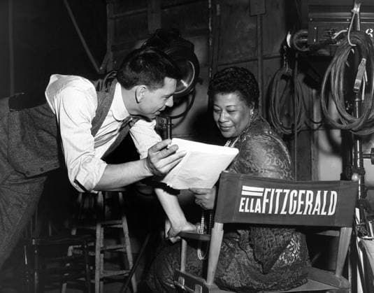 IMAGO ICONS: Ella Fitzgerald PETE KELLY S BLUES, from left, director and star Jack Webb, Ella Fitzgerald, on-set, 1955MBDPEKE EC038 PUBLICATIONXNOTxINxCANxCHNxFRAxITAxJPNxNORxPOLxRUSxESPxUKxUSA Copyright: xx MBDPEKE EC038