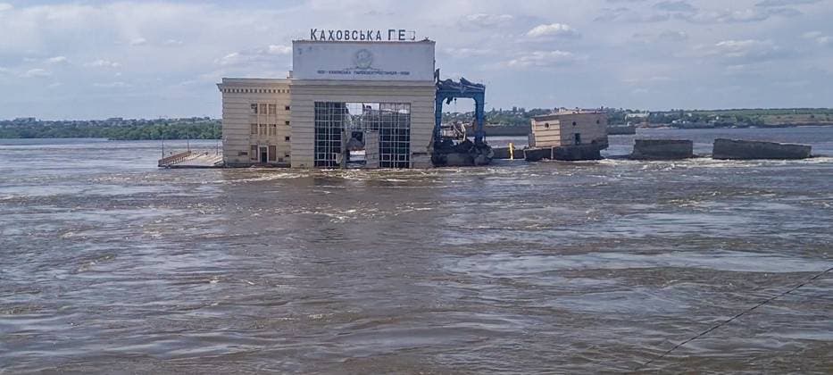 News Themen der Woche KW23 News Bilder des Tages RUSSIA, KHERSON REGION - JUNE 8, 2023: A view of the Kakhovka Hydroelectric Power Plant in Novaya Kakhovka. Overnight into June 6, the Ukrainian Armed Forces launched a strike on the power plant, and the ensuing dam collapse caused an uncontrollable release of water downstream. The water level in Novaya Kakhovka rose 12 meters and is dropping now. Residents of flood-affected areas are evacuated. According to the local authorities, 5 people died and more than 40 were admitted to hospitals. Video grab. Best quality available. Russian Investigative Committee TASS  59687661