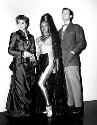 Marlene Dietrich (center), who is filming KISMET at MGM, gets a visit from Ingrid Bergman (left) and Joseph Cotten, who are filming GASLIGHT at the same studio, 1944PBDMADI EC320 PUBLICATIONXNOTxINxCANxCHNxFRAxITAxJPNxNORxPOLxRUSxESPxUKxUSA Copyright: xx PBDMADI EC320