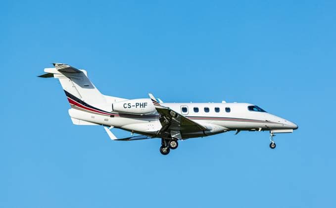 Ein Embraear Phenom 300 von Netjets befindet sich im Landeanflug auf den Flughafen Zürich. Registration CS-PHF. (Zürich, Schweiz, 14.04.2023) Flugzeuge