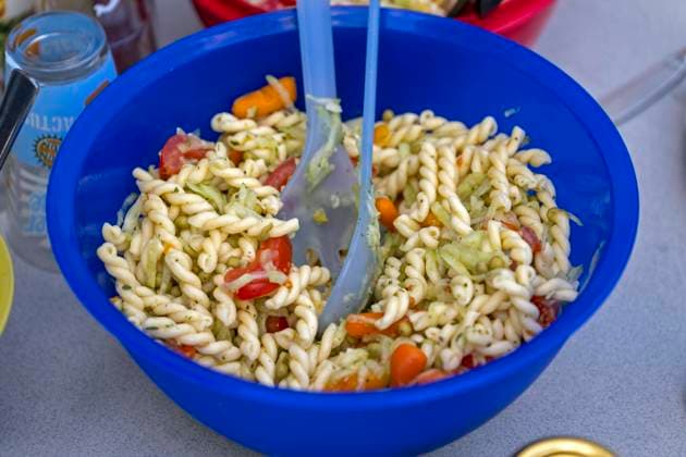 08.06.2023, Grillen auf dem Balkon, die Grillsaucen, Salate und Besteck liegen am Tisch bereit. Hier der Nudelsalat. 08.06.2023, Grillen 08.06.2023, Grillen *** 08 06 2023, barbecue on the balcony, the barbecue sauces, salads and cutlery are ready at the table Here the pasta salad 08 06 2023, barbecue 08 06 2023, barbecue
