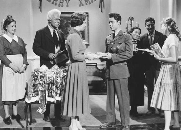 GIANT, (from left, starting third from left): Elizabeth Taylor, Sal Mineo, Pilar Del Rey, Victor Millan, Carroll Baker, 1956.MBDGIAN EC276 PUBLICATIONXNOTxINxCANxCHNxFRAxITAxJPNxNORxPOLxRUSxESPxUKxUSA Copyright: xx MBDGIAN EC276