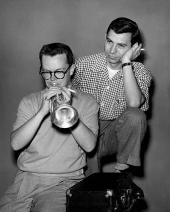 PETE KELLY S BLUES, from left, Dick Cathcart (who dubbed Webb s playing), director and star Jack Webb, on-set, 1955MBDPEKE EC041 PUBLICATIONXNOTxINxCANxCHNxFRAxITAxJPNxNORxPOLxRUSxESPxUKxUSA Copyright: xx MBDPEKE EC041