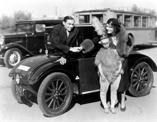 FREAKS, from left: Johnny Eck, Koo Koo, Alice Wilson, wife of director Tod Browning, behind the scenes, 1932.MCDFREA EC032 PUBLICATIONXNOTxINxCANxCHNxFRAxITAxJPNxNORxPOLxRUSxESPxUKxUSA Copyright: xx MCDFREA EC032