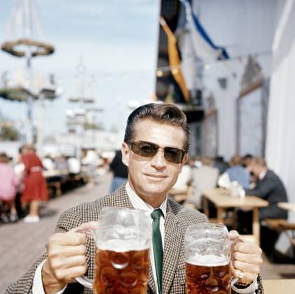 DIE RECHNUNG - EISKALT SERVIERT, George Nader, attending Oktoberfest in Munich, 1965 (film released 1966)MSDDIRE EC006 PUBLICATIONXNOTxINxCANxCHNxFRAxITAxJPNxNORxPOLxRUSxESPxUKxUSA Copyright: xx MSDDIRE EC006