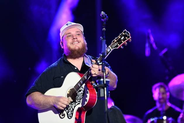 08 June 2023 - Nashville, Tennessee - Luke Combs. 2023 CMA Music Fest Nightly Concert held at Nissan Stadium. Photo Credit: Dara-Michelle Farr AdMedia 293217 2023-06-08 Tennessee Nashville Etats-Unis  Copyright: xAdMediax STAR_293217_014