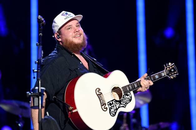 08 June 2023 - Nashville, Tennessee - Luke Combs. 2023 CMA Music Fest Nightly Concert held at Nissan Stadium. Photo Credit: Dara-Michelle Farr AdMedia 293217 2023-06-08 Tennessee Nashville Etats-Unis  Copyright: xAdMediax STAR_293217_064