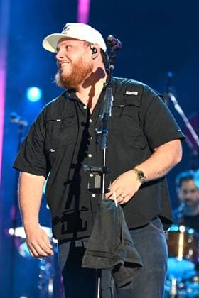 08 June 2023 - Nashville, Tennessee - Luke Combs. 2023 CMA Music Fest Nightly Concert held at Nissan Stadium. Photo Credit: Dara-Michelle Farr AdMedia 293217 2023-06-08 Tennessee Nashville Etats-Unis  Copyright: xAdMediax STAR_293217_074