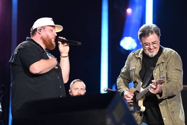 08 June 2023 - Nashville, Tennessee - Luke Combs, Vince Gill. 2023 CMA Music Fest Nightly Concert held at Nissan Stadium. Photo Credit: Dara-Michelle Farr AdMedia 293217 2023-06-08 Tennessee Nashville Etats-Unis  Copyright: xAdMediax STAR_293217_095