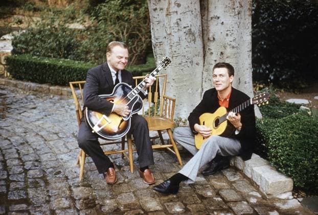 NEVER STEAL ANYTHING SMALL, from left, James Cagney, Roger Smith, both accomplished guitarists, on-set, 1959MSDNEST EC036 PUBLICATIONXNOTxINxCANxCHNxFRAxITAxJPNxNORxPOLxRUSxESPxUKxUSA Copyright: xx MSDNEST EC036